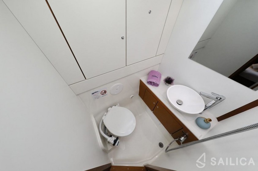 Jeanneau 54 - Yacht Charter Sailica