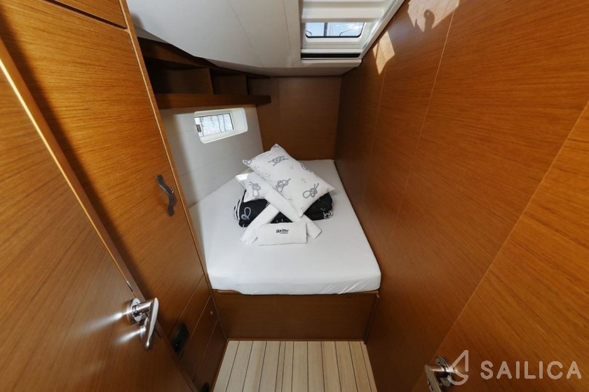 Jeanneau 54 - Yacht Charter Sailica