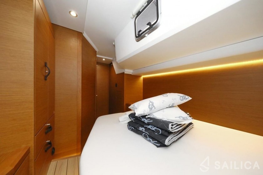 Jeanneau 54 - Yacht Charter Sailica