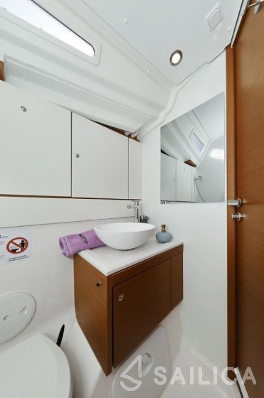 Jeanneau 54 - Yacht Charter Sailica