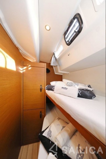 Jeanneau 54 - Yacht Charter Sailica