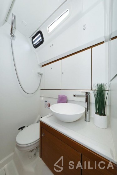 Jeanneau 54 - Yacht Charter Sailica