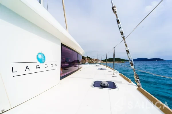 Lagoon 400 S2 - Yacht Charter Sailica