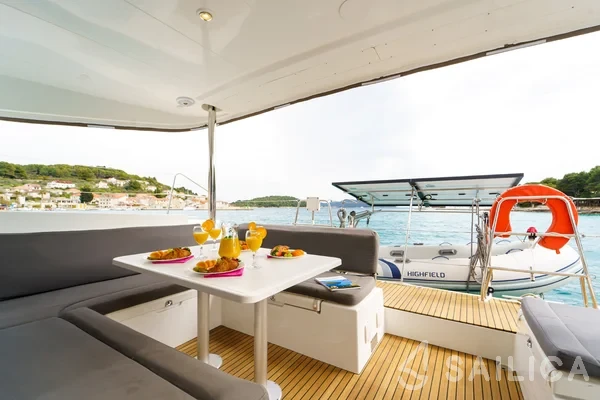 Lagoon 400 S2 - Yacht Charter Sailica