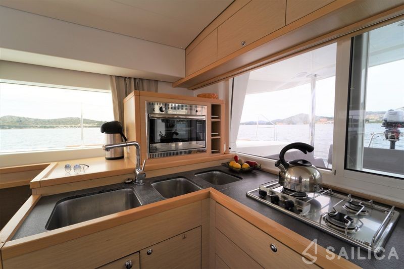 Lagoon 400 S2 - Yacht Charter Sailica