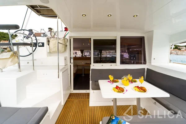 Lagoon 400 S2 - Yacht Charter Sailica