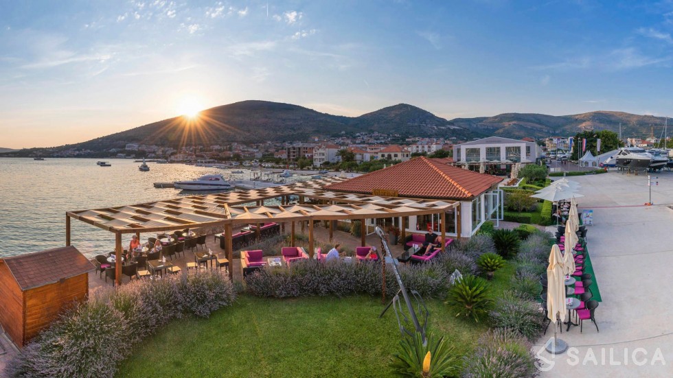 Lagoon 40 - Yacht Charter Sailica