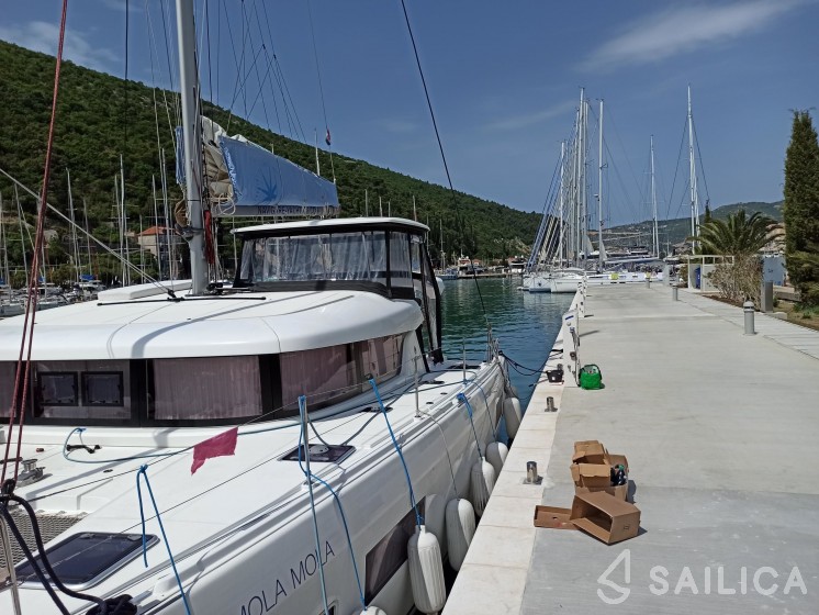 Lagoon 42 - Yacht Charter Sailica