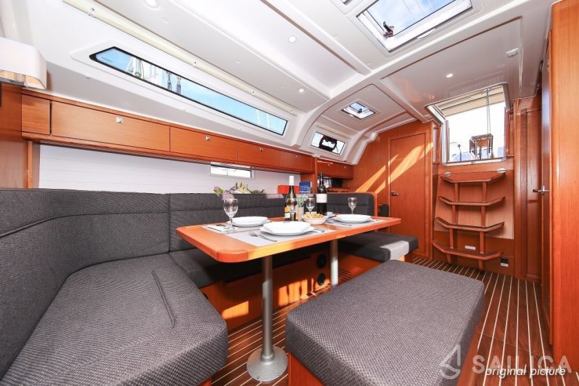 Bavaria Cruiser 41 - 3 cab. - Yacht Charter Sailica