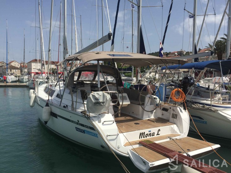 Bavaria Cruiser 41 - 3 cab. - Yacht Charter Sailica