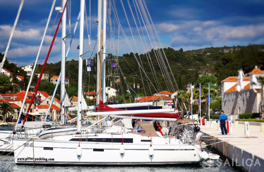 Bavaria 37 Cruiser - Yacht Charter Sailica