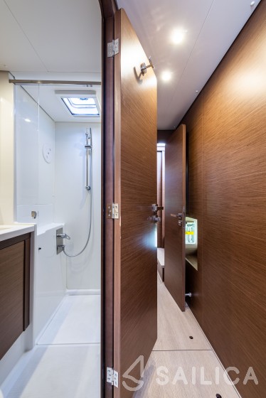 Lagoon 450  Flybridge - Yacht Charter Sailica
