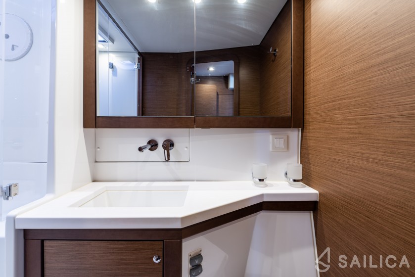 Lagoon 450  Flybridge - Yacht Charter Sailica