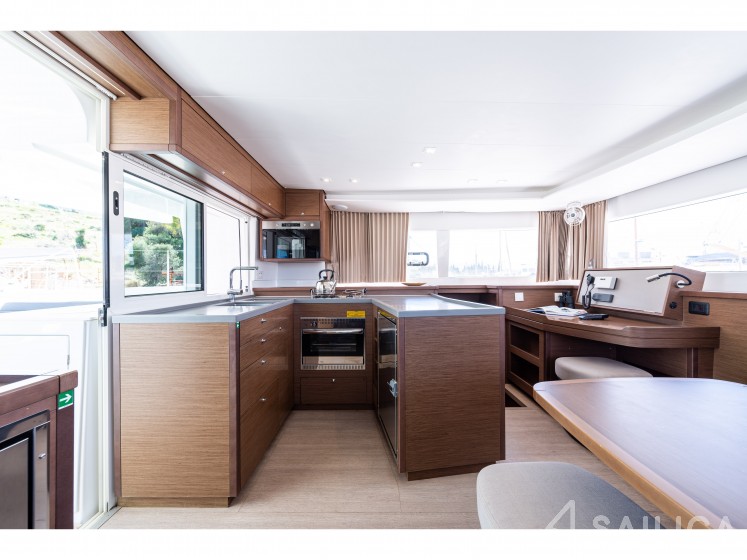 Lagoon 450  Flybridge - Yacht Charter Sailica