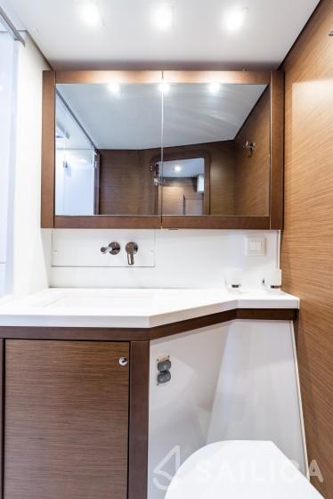 Lagoon 450  Flybridge - Yacht Charter Sailica