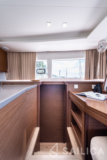 Lagoon 450  Flybridge - Yacht Charter Sailica