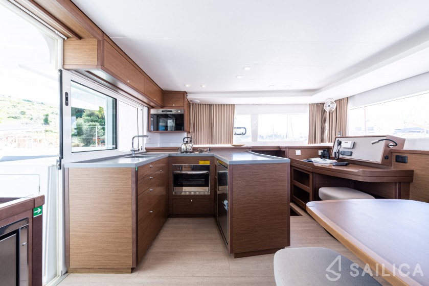 Lagoon 450  Flybridge - Yacht Charter Sailica