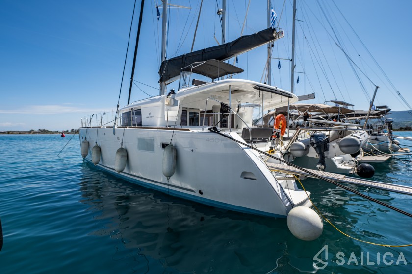 Lagoon 450  Flybridge - Yacht Charter Sailica