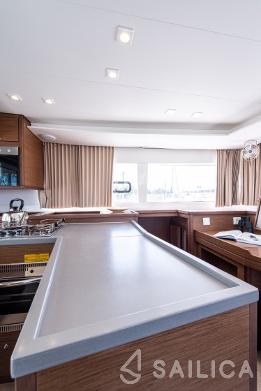 Lagoon 450  Flybridge - Yacht Charter Sailica