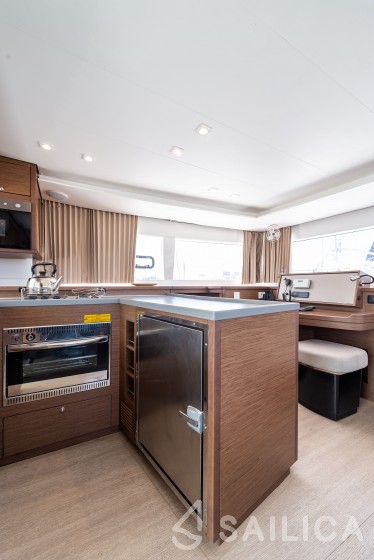 Lagoon 450  Flybridge - Yacht Charter Sailica