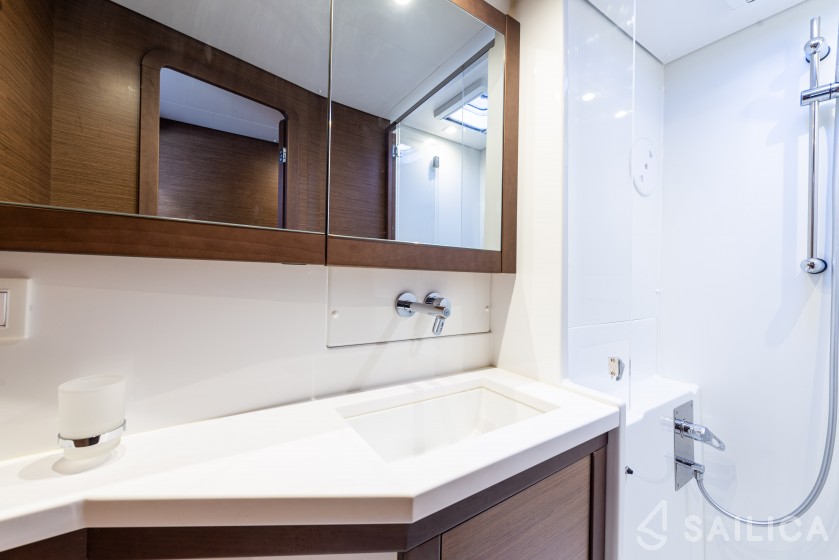Lagoon 450  Flybridge - Yacht Charter Sailica