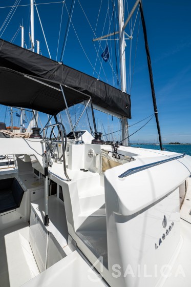Lagoon 450  Flybridge - Yacht Charter Sailica