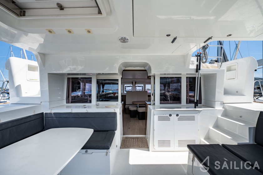 Lagoon 450  Flybridge - Yacht Charter Sailica