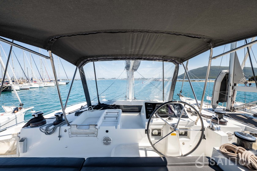 Lagoon 450  Flybridge - Yacht Charter Sailica