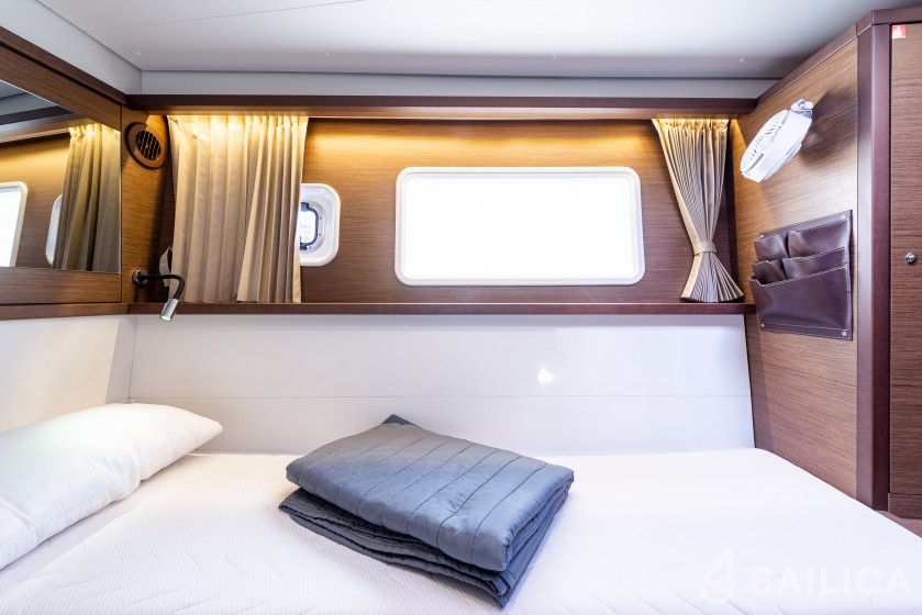 Lagoon 450  Flybridge - Yacht Charter Sailica