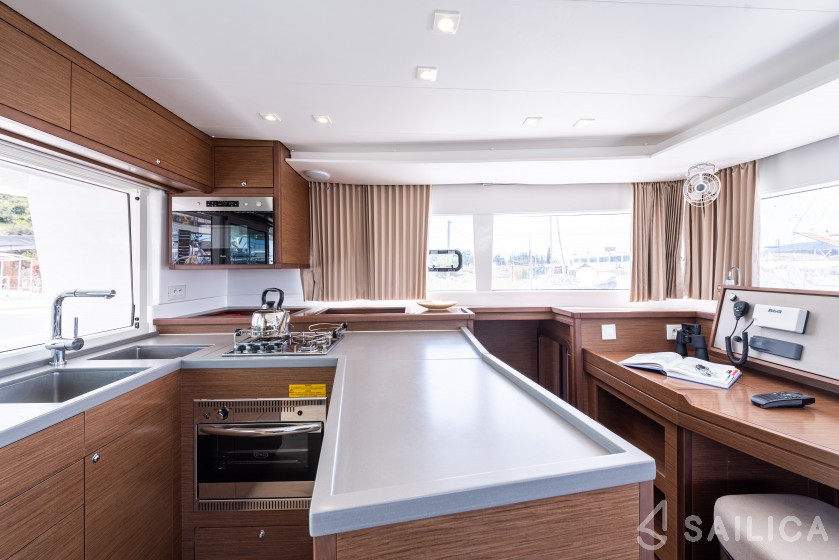 Lagoon 450  Flybridge - Yacht Charter Sailica