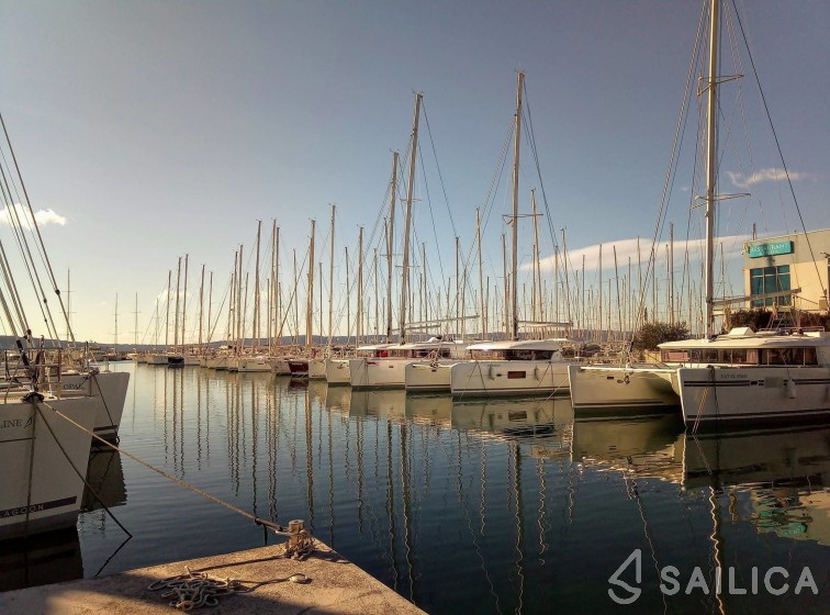 Lagoon 40 - Yacht Charter Sailica