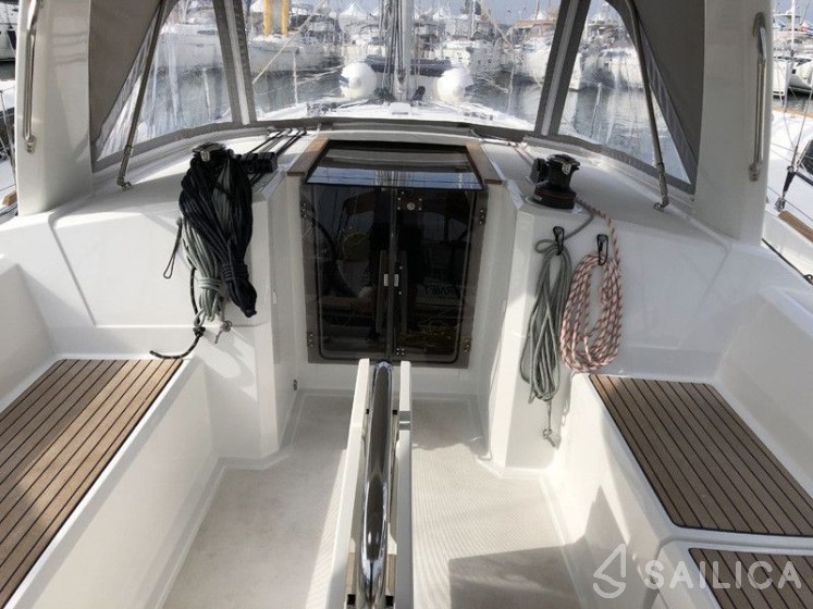 Oceanis 38.1 - Yacht Charter Sailica
