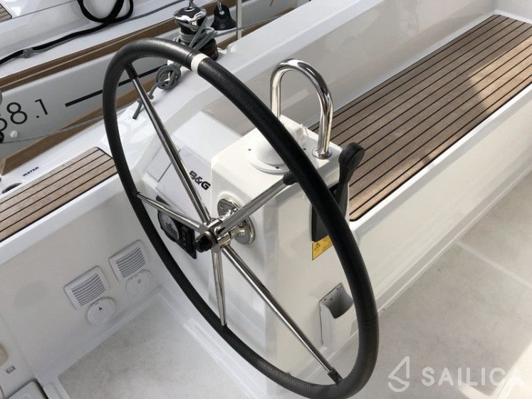 Oceanis 38.1 - Yacht Charter Sailica