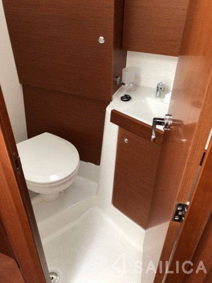 Oceanis 38.1 - Yacht Charter Sailica