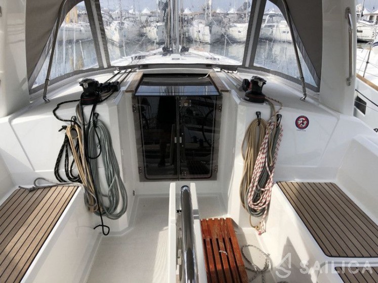 Oceanis 38.1 - Yacht Charter Sailica