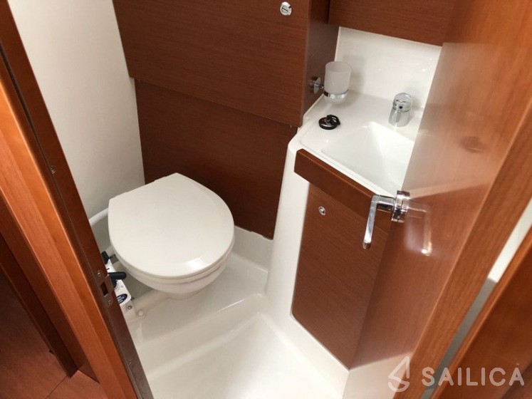 Oceanis 38.1 - Yacht Charter Sailica