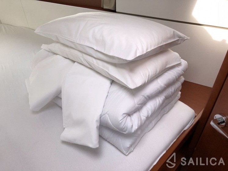 Oceanis 38.1 - Yacht Charter Sailica