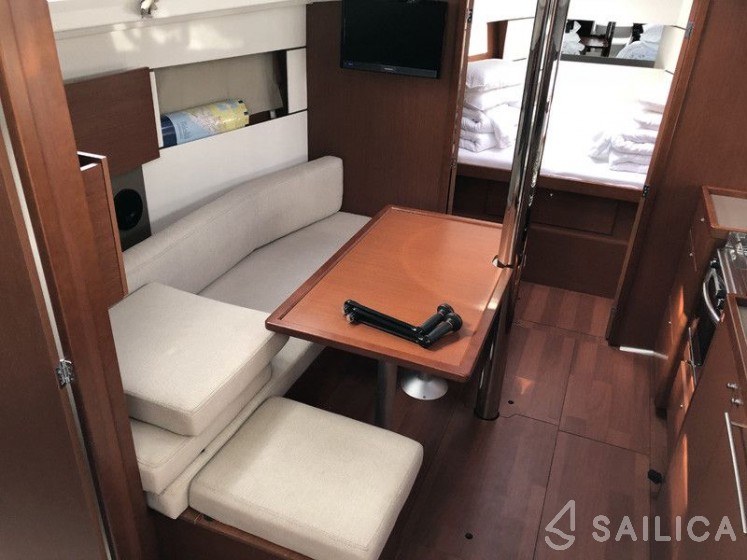 Oceanis 38.1 - Yacht Charter Sailica
