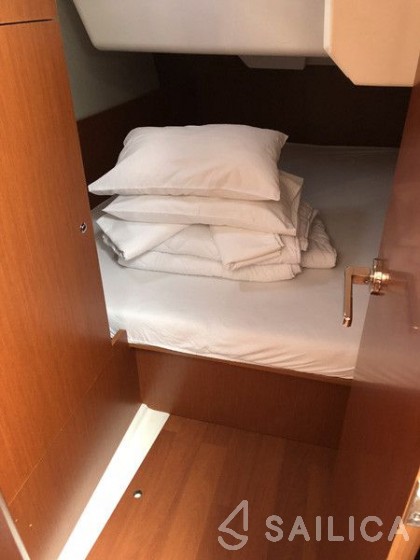Oceanis 38.1 - Yacht Charter Sailica