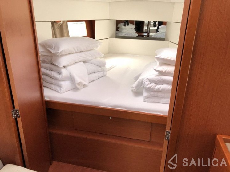 Oceanis 38.1 - Yacht Charter Sailica
