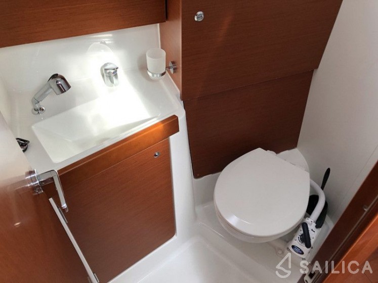 Oceanis 38.1 - Yacht Charter Sailica