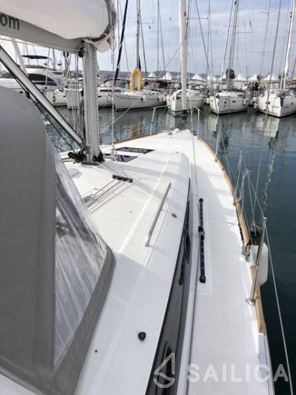 Oceanis 38.1 - Yacht Charter Sailica