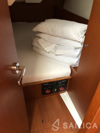 Oceanis 38.1 - Yacht Charter Sailica