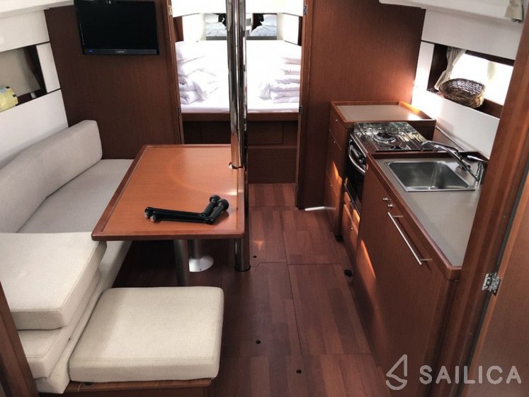 Oceanis 38.1 - Yacht Charter Sailica