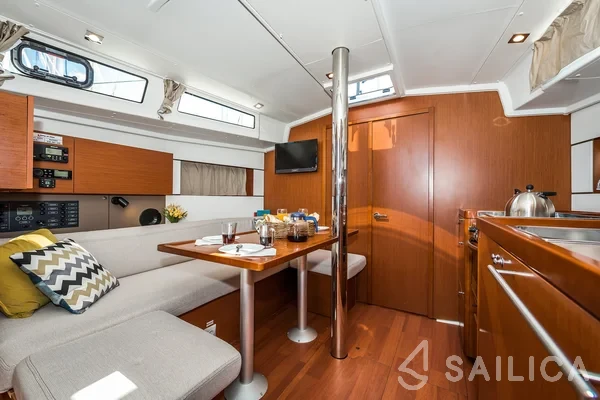 Oceanis 38.1 - Yacht Charter Sailica
