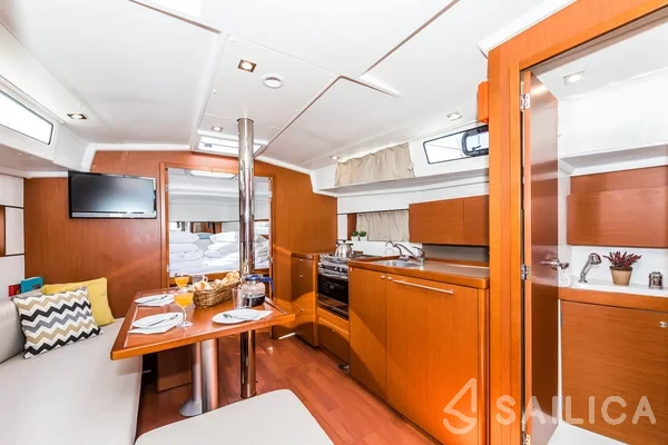 Oceanis 38.1 - Yacht Charter Sailica