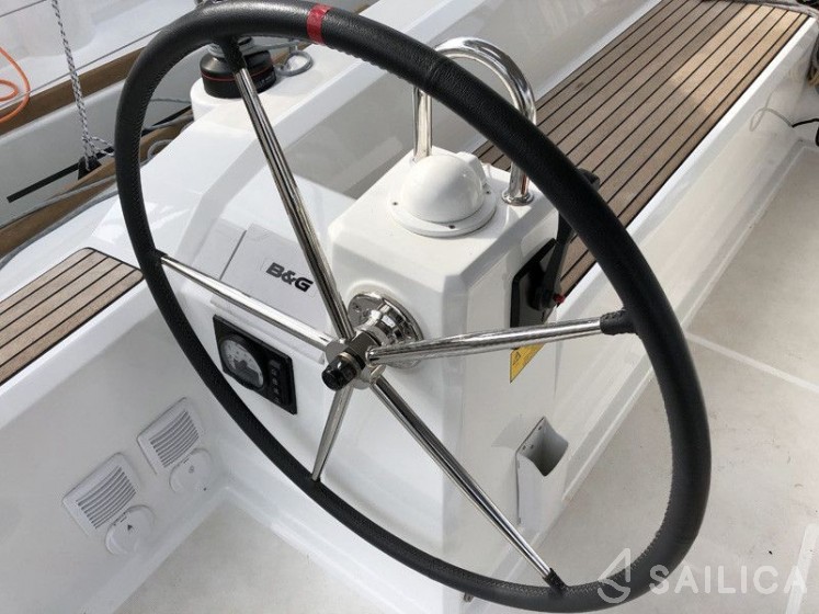 Oceanis 38.1 - Yacht Charter Sailica