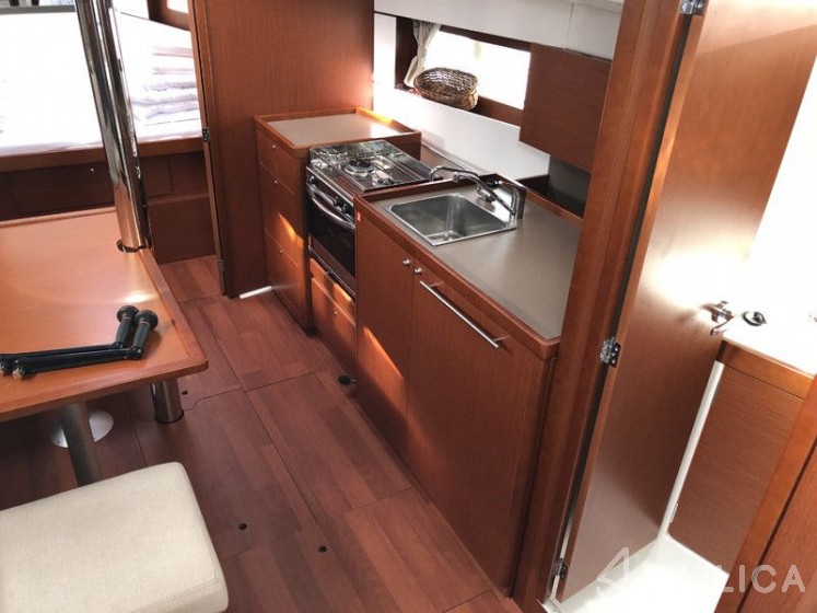 Oceanis 38.1 - Yacht Charter Sailica