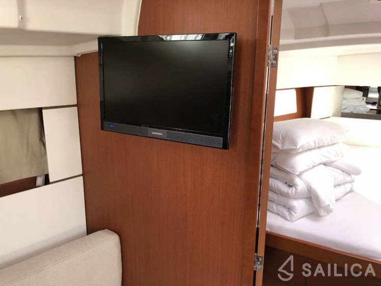 Oceanis 38.1 - Yacht Charter Sailica