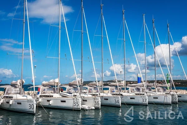 Oceanis 38.1 - Yacht Charter Sailica